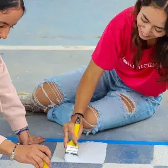 Alumnos pintando en Voluntariado Tec