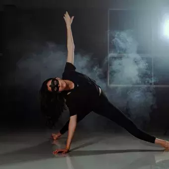 Bailarina frente a humo
