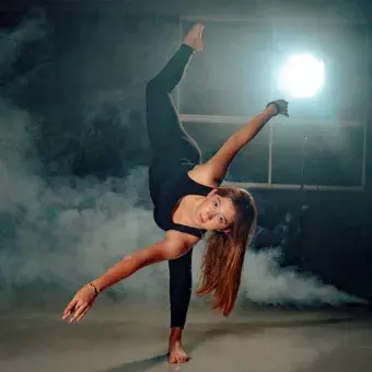 Bailarina levantando la pierna