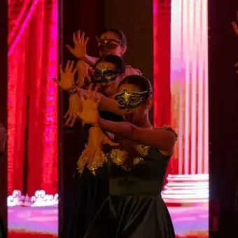 Bailarinas haciendo señas con las manos