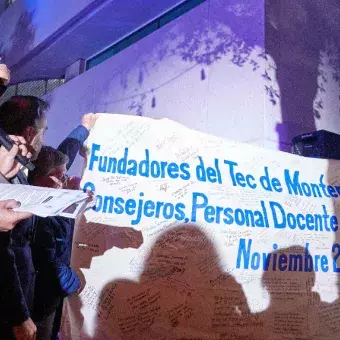 Manta conmemorativa firmada por la primera generación del campus Puebla