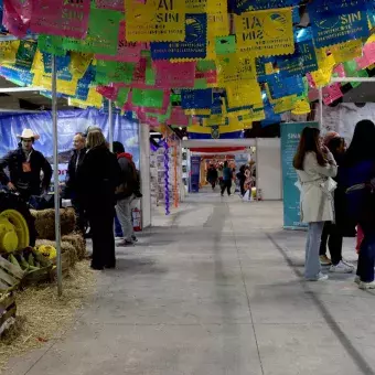 Vista de pasillo de EXPOTEC 2023, con banderines.