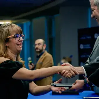 Directivos felicitando a los reconocidos.