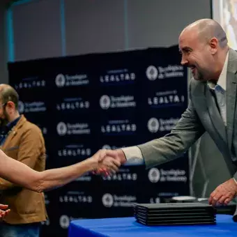 Líder de Talento y Atracción felicitando a homenajeada.