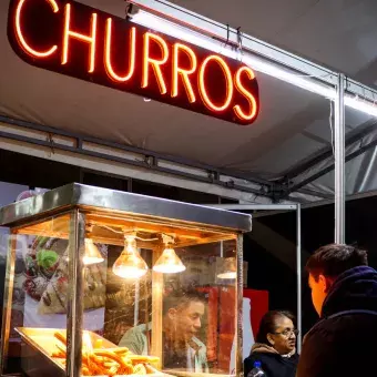 Personas comprando churros en EXPOTEC.