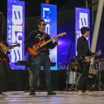 Estudiantes del equipo representativo de música en escenario