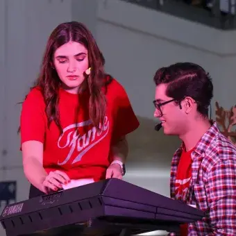 Dúo de cantantes en musical FAME del Tec de Monterrey campus Laguna