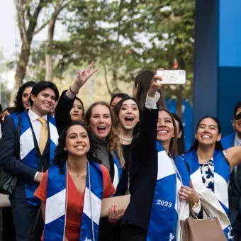 Egresados y egresadas del Tec campus Ciudad de México celebran su graduación.