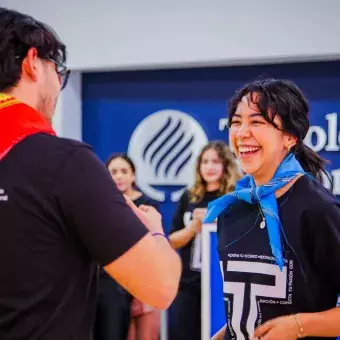 Estudiantes haciendo una actividad de integración.