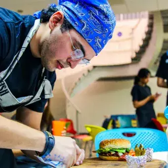 Reto de cocinar hamburguesas con los estudiantes