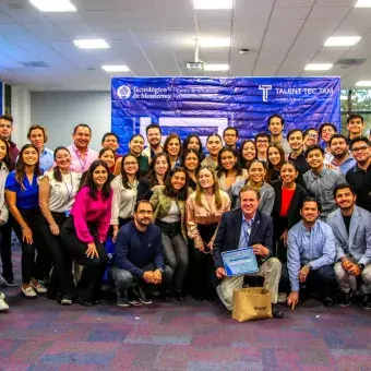 Foto grupal de los candidatos a graduar