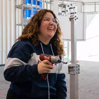 Alumna trabajando con robot para FIRST