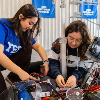 Alumnas trabajando con robot para FIRST