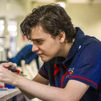 estudiante armando robot para competencia de robótica first 