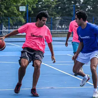 Estudiantes Tec Tampico jugando básquetbol