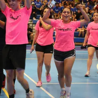 Estudiantes de negocios de Tec Tampico celebrando 