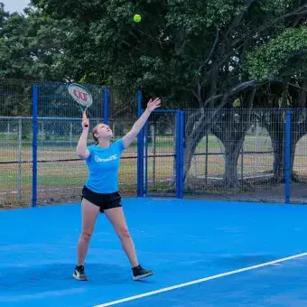 Estudiante de PrepaTec Tampico participando en singles de tenis