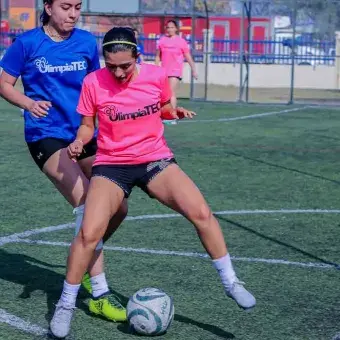 Alumnas de Tec Tampico jugando fútbol