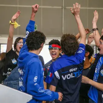 Equipos celebrando su victoria juntos
