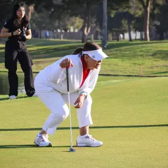 Mujer concentrada en torneo de golf EXATEC Blue Open Laguna