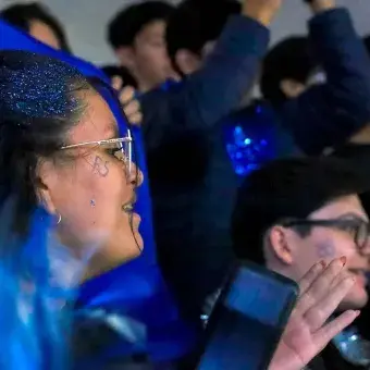 Compañeros en las gradas 
