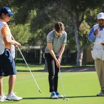 Jóvenes participan en torneo de golf EXATEC Blue Open Laguna 2024