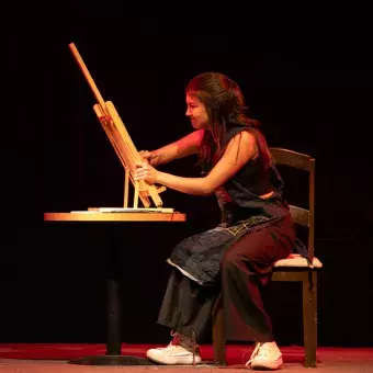 Estudiante del representativo de teatro pintando un cuadro agresivamente en su monólogo
