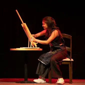 Estudiante del representativo de teatro pintando un cuadro agresivamente en su monólogo