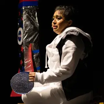 Ariadna Trujillo, ganadora del primer lugar en su monólogo "Mi mamá es un alien"