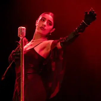Valeria, estudiante del Tec en su monologo como cantante