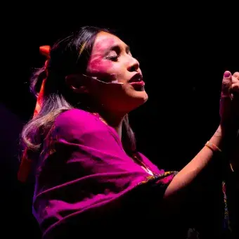 Participante del evento a contra luz en su monólogo con temática mexicana