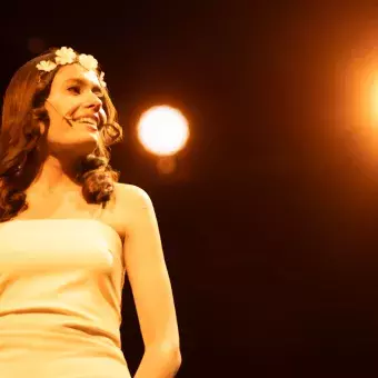 Recuerdos y tragedia en el monologo donde una estudiante se muestra con un vestido blanco y una corona de flores