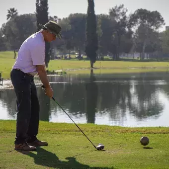 Brinca lago con swing en el Torneo de Golf EXATEC Blue Open Laguna