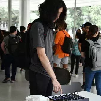 Alumno tocando un instrumento en Pabellón La Carreta.