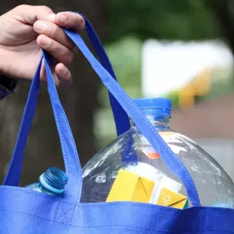Bolsa de TecStore con pet para ser reciclado.