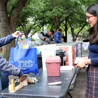 Mujer lleva plástico para campaña nacional Reciclatec, del Tec.