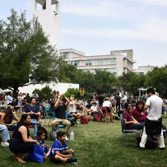 Familias y amigos en el campus Monterrey viendo el eclipse.