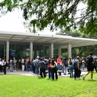 Alumnos esperando entrega de lentes especiales para eclipse.