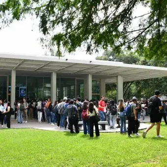 Alumnos esperando entrega de lentes especiales para eclipse.