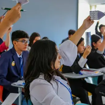 estudiantes en TECMUN en Tec Campus Tampico levantando su mano