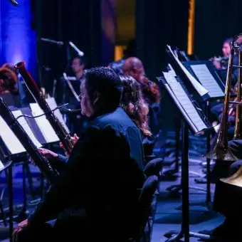 Personas tocando instrumentos.