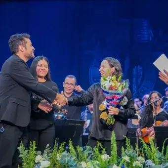 Director del Tec de Monterrey dando la mano a directora de la Orquesta Sinfónica de la UAT.