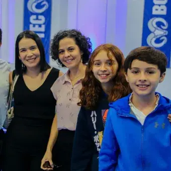 Cinco asistentes posando.