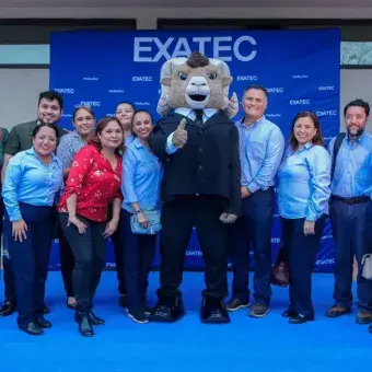 Grupo de personas posando con Teus.