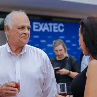 Dos personas conversando.