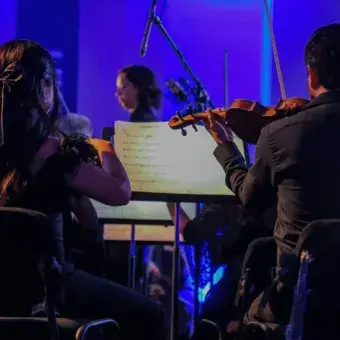 Dos personas tocando instrumentos.