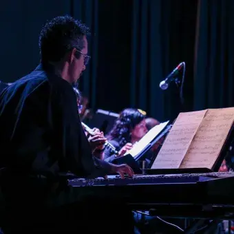 Persona tocando un instrumento.