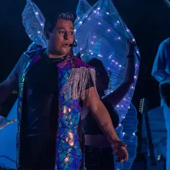 Estudiante interpretando éxito de la música pop