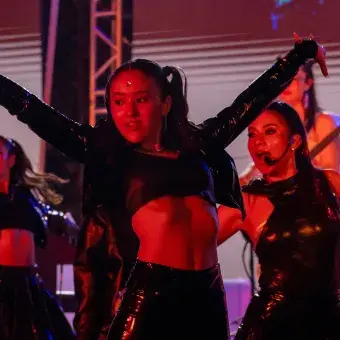 Bailarines del concierto de música: Icons of Time