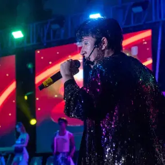 Estudiante interpretando artista de música pop